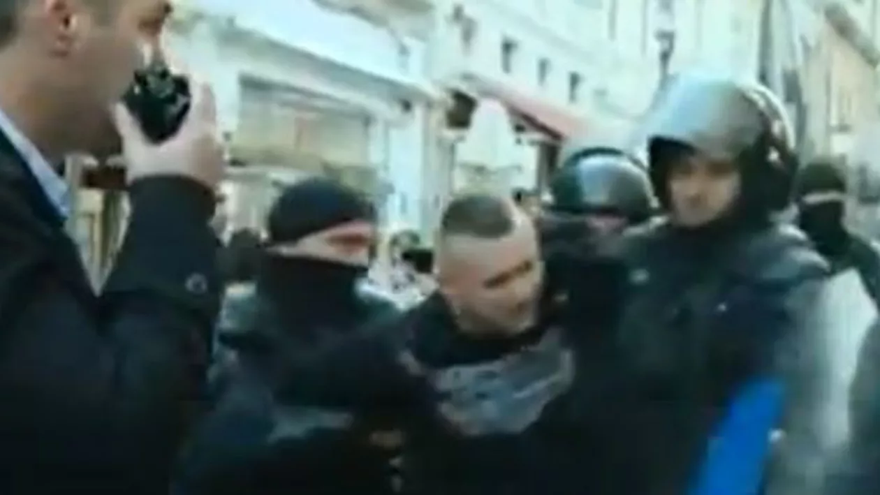 Incidente în Centrul Vechi între jandarmi și fanii polonezi: Șase suporteri au fost reținuți de forțele de ordine după ce au produs dezastru într-un bar (VIDEO)
