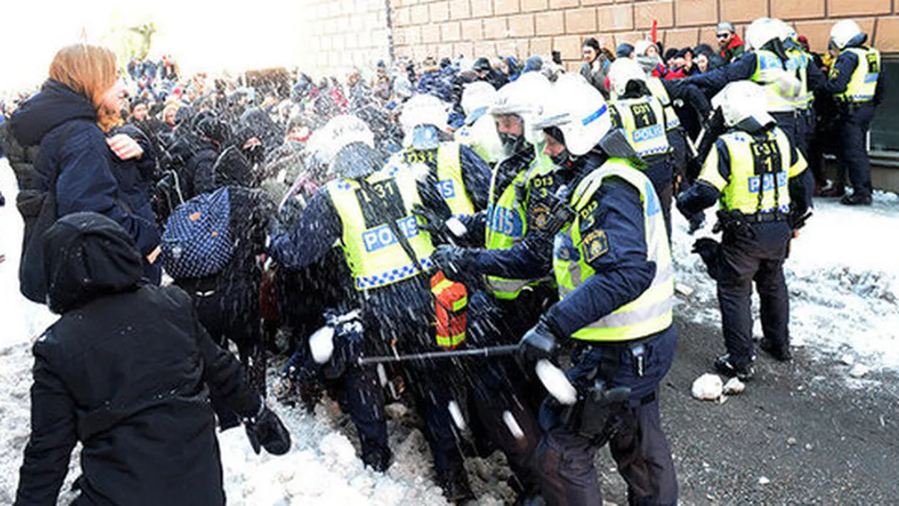 Manifestări neonaziste la Stockholm soldată cu doi răniți: Cinci persoane au fost arestate (VIDEO)