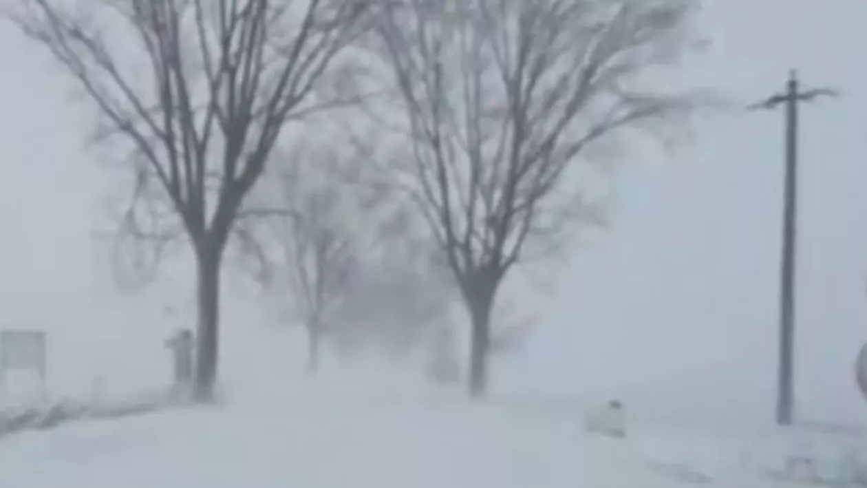 Viscol și ninsori în România. Circulația a fost dată peste cap, iar meteorologii au emis un cod portocaliu de vreme rea (VIDEO)
