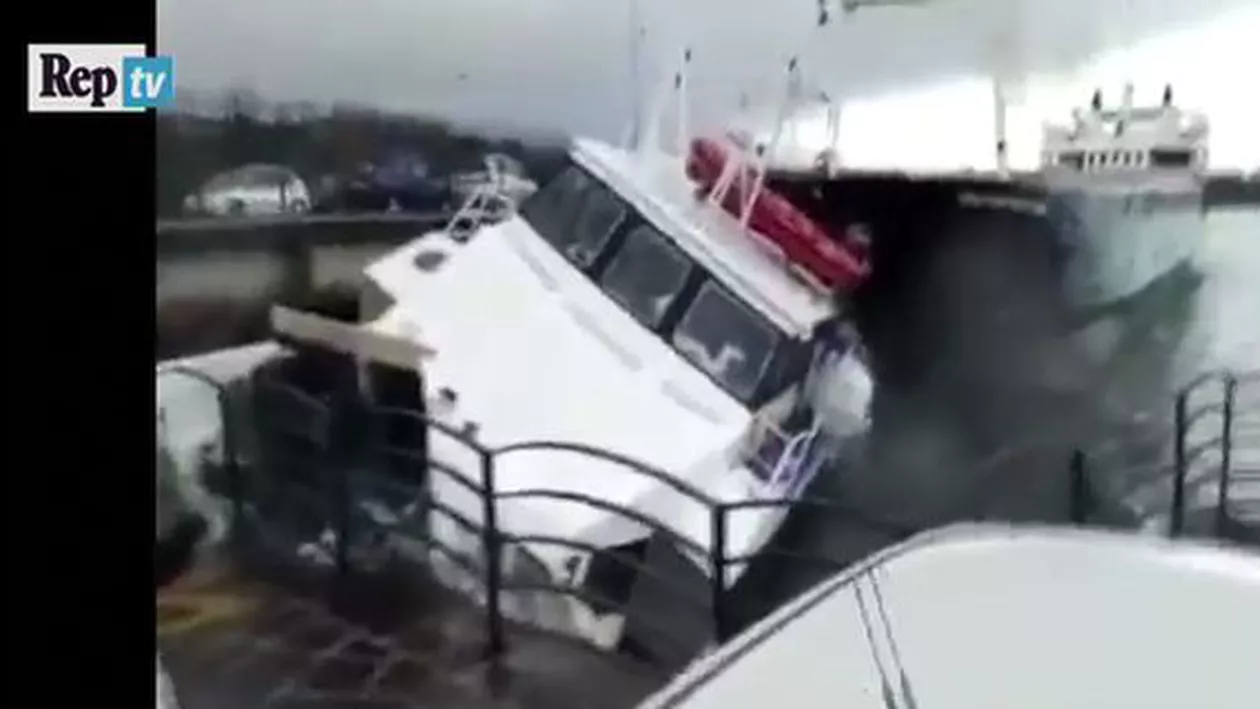 Accident naval spectaculos în portul italian Pozzuoli. Trei nave au fost implicate (VIDEO)