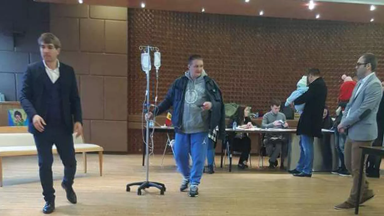 A venit să voteze direct de la spital cu perfuzia în mână! Mobilizare uriașă a Diasporei la alegerile prezidențiale din Moldova (VIDEO, FOTO)