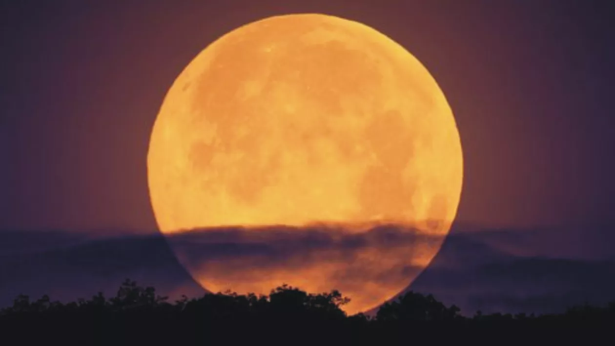 Imagini de colecție: Super Luna, surprinsă în diferite colțuri ale lumii (FOTO)