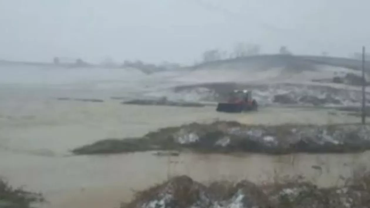 Vremea rea a făcut ravagii în țară: Unele sate din Moldova au fost inundate, în timp ce zăpada a blocat circulația în zonele montane (VIDEO)