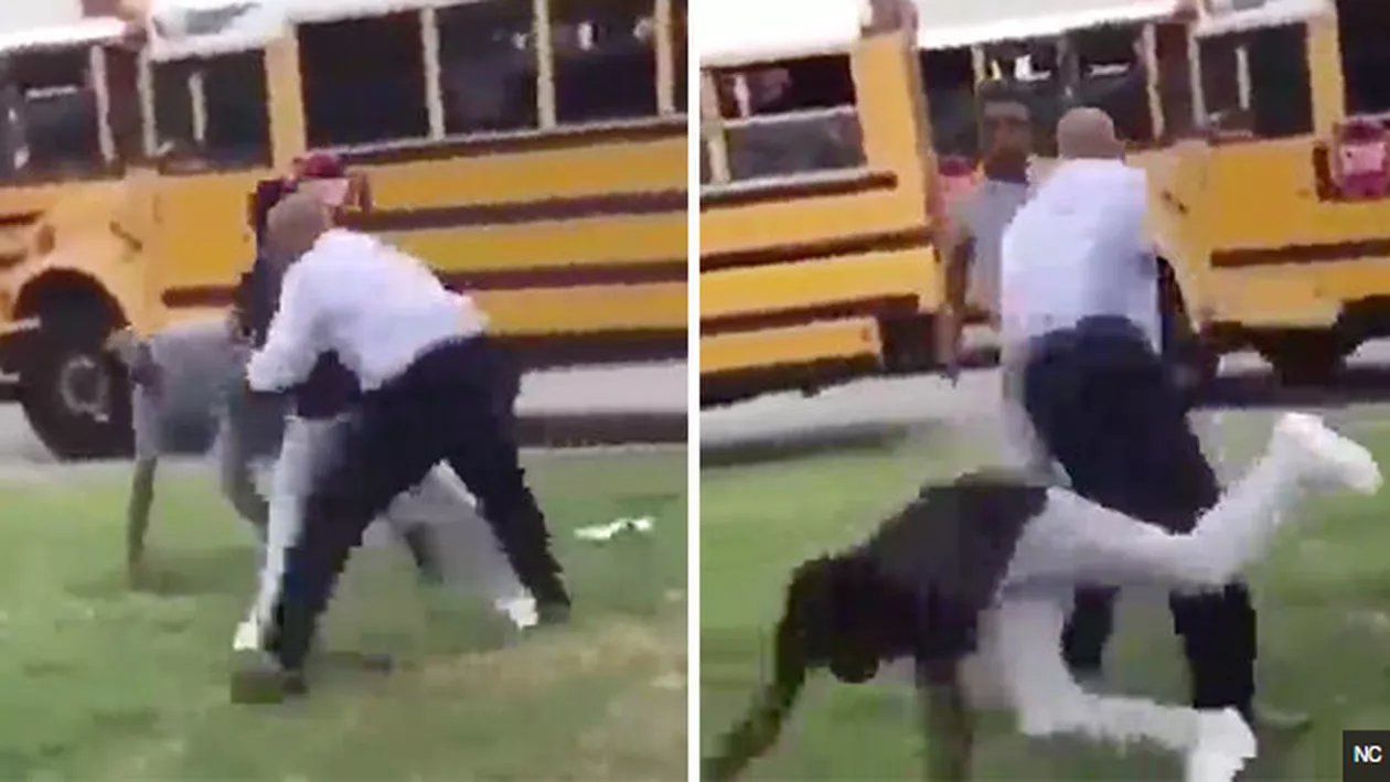 Un profesor devine violent încercând să oprească altercaţia dintre doi elevi (VIDEO)