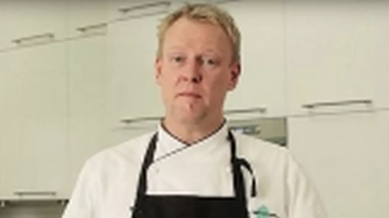 Un celebru bucătar a fost snopit în bătaie doar pentru că seamănă cu Trump (FOTO)