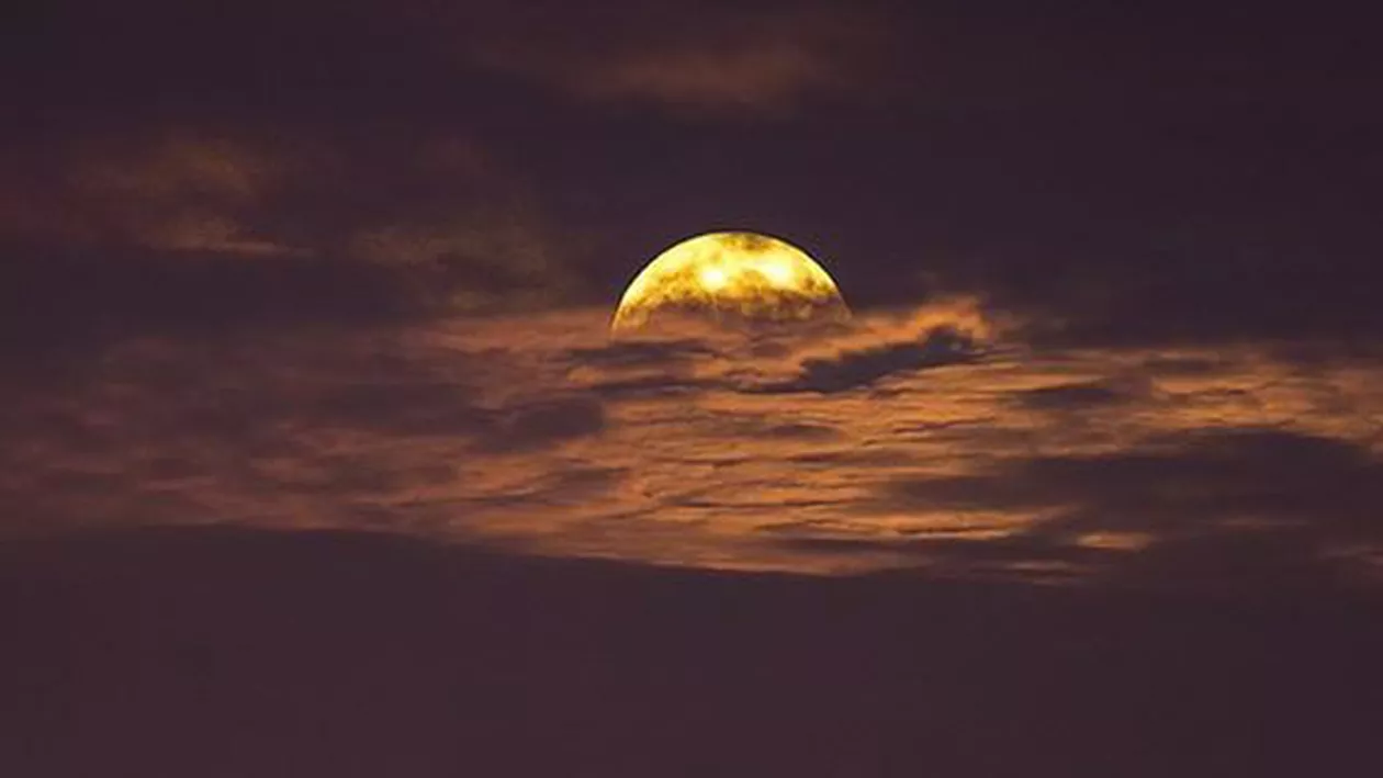 Imagine spectaculoasă: Cea mai mare şi mai strălucitoare 'Superlună' din ultimii 70 de ani (FOTO)
