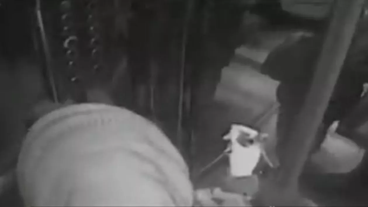 Inconștiență aproape fatală: Un copil de patru ani a fost la un pas de sufocare, după ce o femeie a dat cu spray lacrimogen în liftul unui bloc (VIDEO)