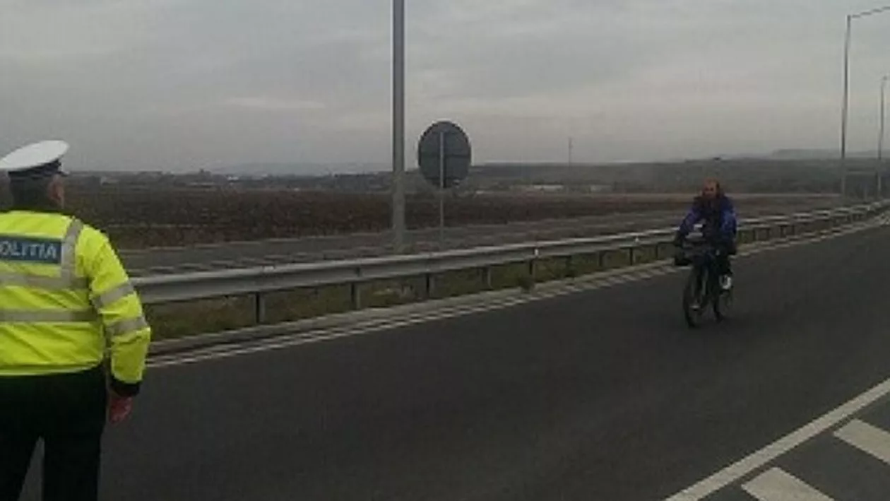 Made in Romania! Un american, SURPRINS circulând cu bicicleta pe A1, AMENDAT de polițiști (FOTO)