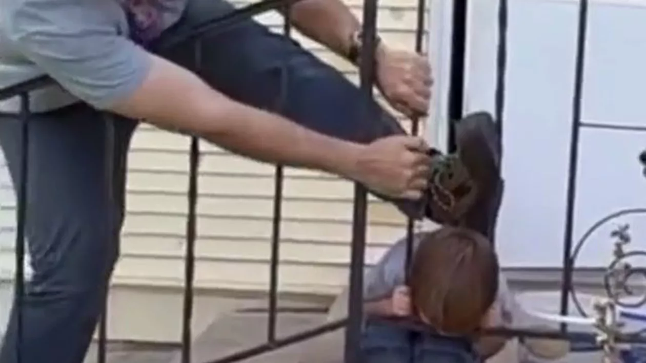 SPECTACULOS! Ce s-a întamplat după ce acest copilaș a rămas cu capul blocat în gard? Imaginile au făcut înconjurul lumii (VIDEO)