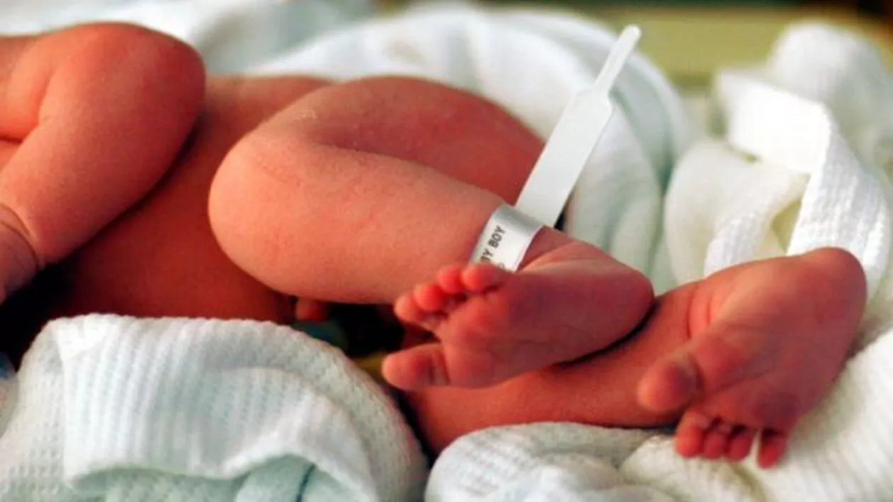 O tânără de etnie romă, prinsă în timp ce își vindea fetița abia născută unui cuplu de români