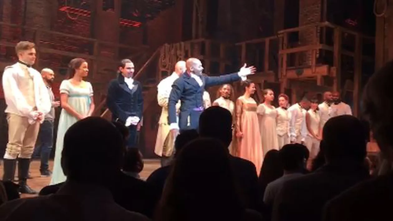Mesaj al unui actor pentru vicepreședintele ales al SUA, la finalul unui spectacol de pe Broadway: ”Suntem alarmați și neliniștiți că noua dumneavoastră administrație nu ne va proteja”. Imediat, Donald Trump a sărit în apărarea lui Mike Pence (VIDEO)