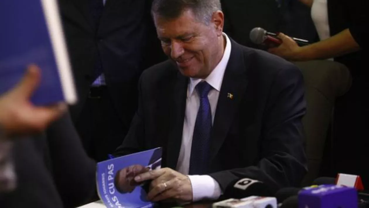 Klaus Iohannis, CENZURAT în China: Pasaje întregi din "Pas cu pas", ELIMINATE. Motivul este PUR COMUNIST (FOTO)