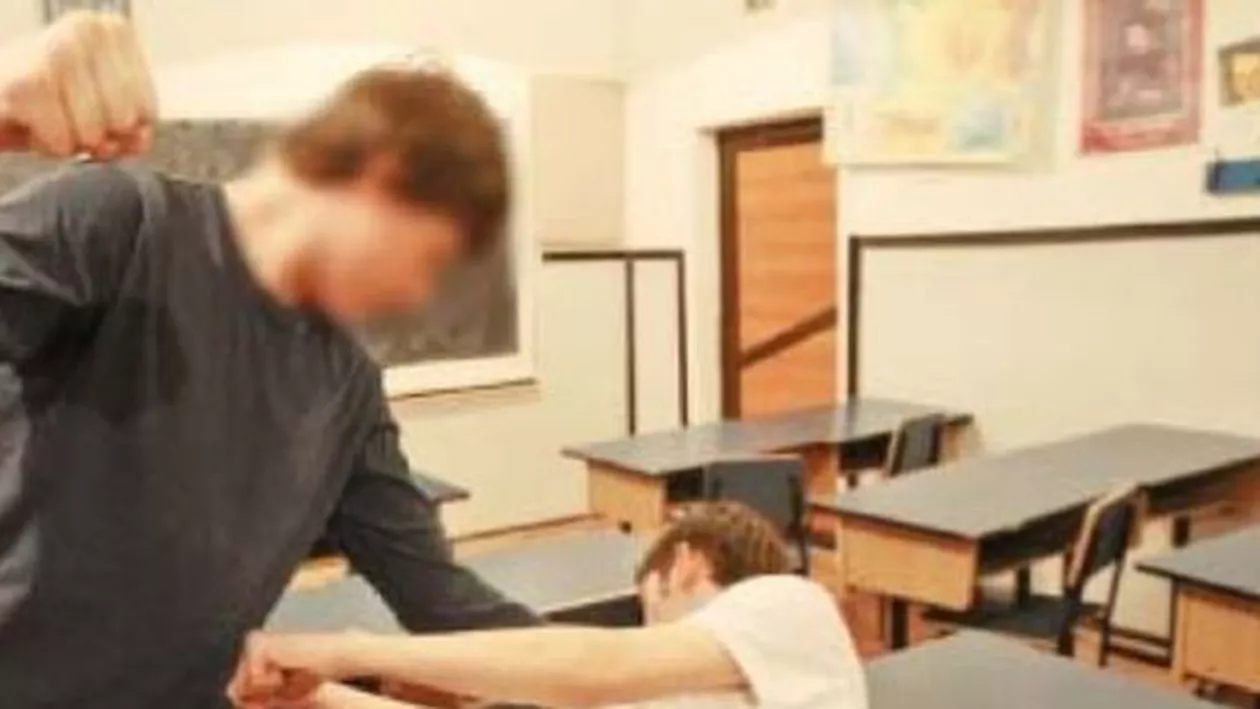ȘOCANT! Și-a bătut crunt colega cu pumnii și picioarele, după ce acesta i-a făcut o farsă (VIDEO)