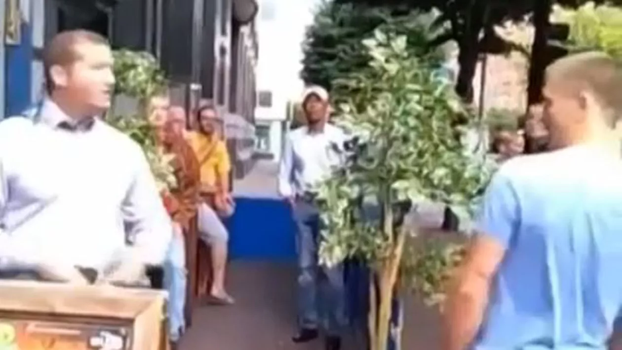 CHIN ŞI GROAZĂ: Trei bărbaţi S-AU BĂTUT ca la un meci de kickboxing în faţa unui restaurant (VIDEO)