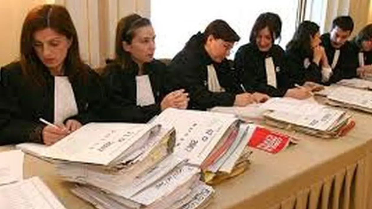 Perlele unor absolvenţi de Drept: „Să fii procuror e dificil, trebuie să iei decizii rapide, cum ar fi să răspunzi la telefon“