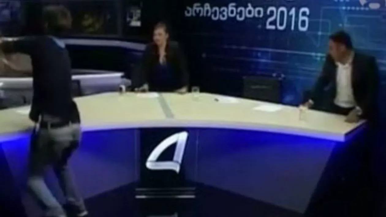 "Ruşiii trăiesc în RAHAT!" Jurnalist BĂTUT la TV după ce a comparat salariul din România cu cel de la Moscova! (VIDEO)