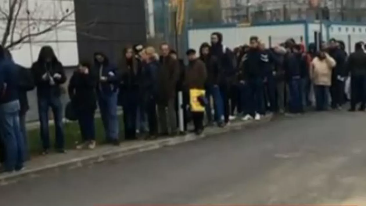 Ziua şi coada la direcţia de permise auto: Mii de oameni s-au așezat din nou la rând pentru a-și ridica documentele (VIDEO)