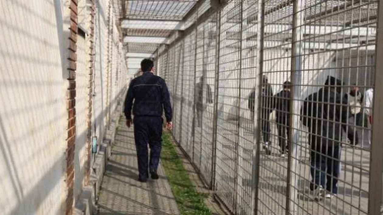Sute de deținuți care nu au achitat prejudiciile s-au trezit cu conturile blocate. ”E un alt instrument de tortură psihică!”