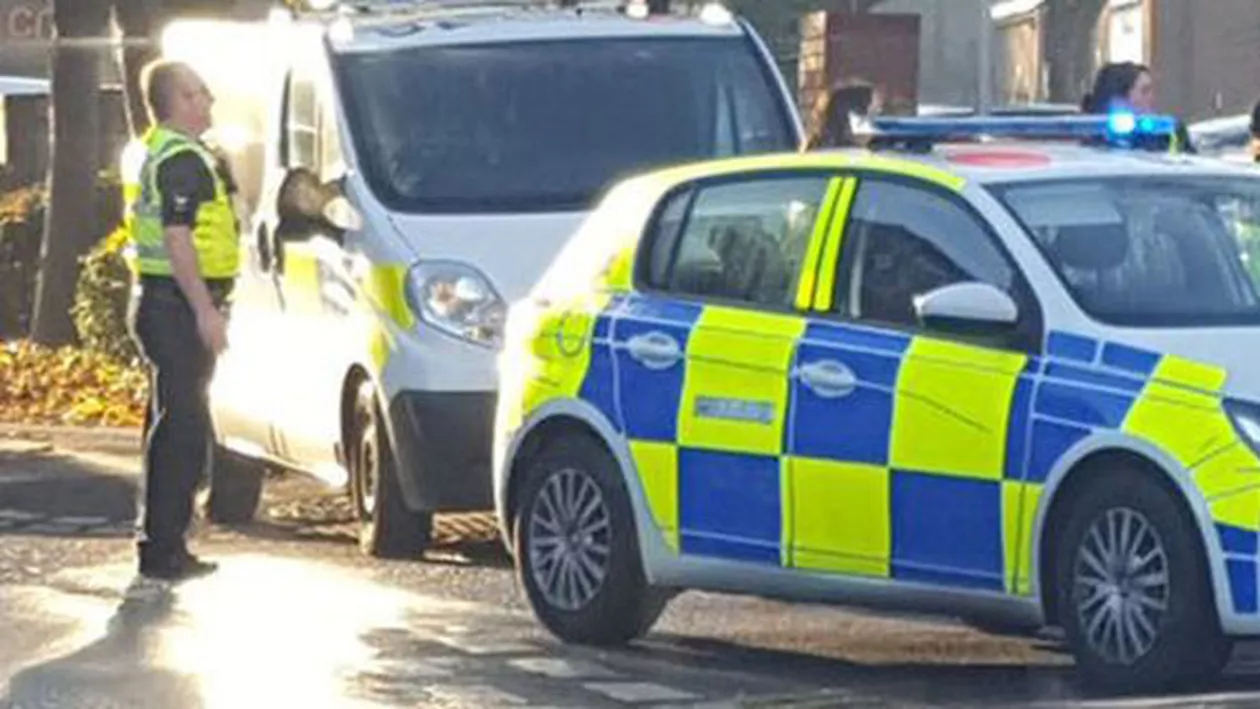 Scene demne de un film de acțiune într-un oraș britanic: Trecătorii, atacați cu un TOPOR de un individ. Polițiștii au răspuns cu FOCURI DE ARMĂ