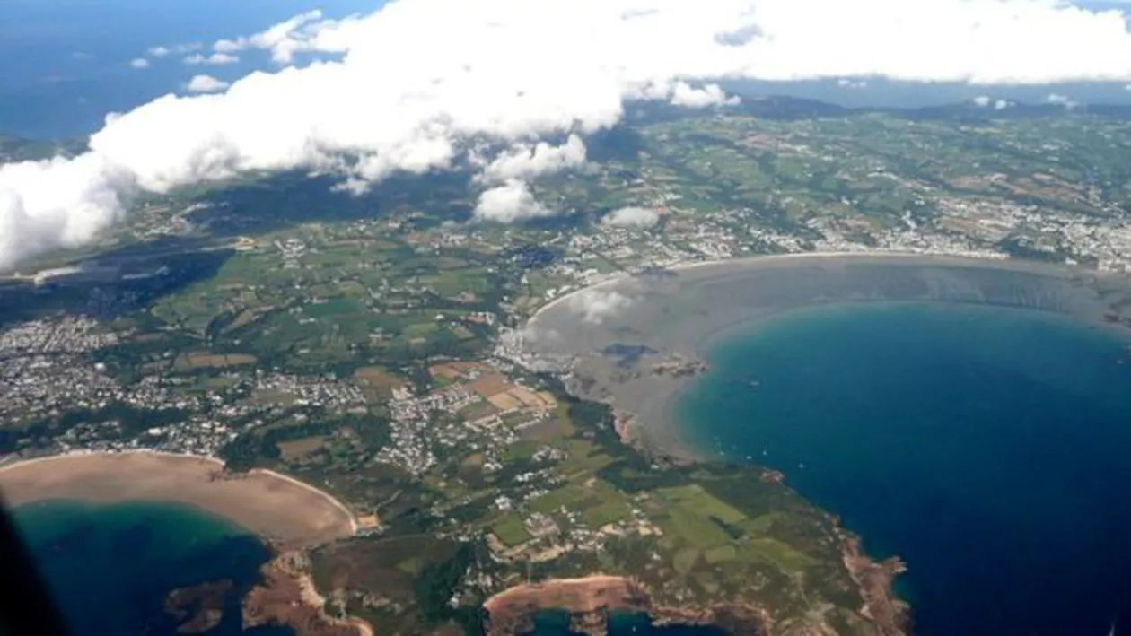 O navă a tăiat internetul pe o insulă după ce a secționat cablurile submarine din Canalul Mânecii