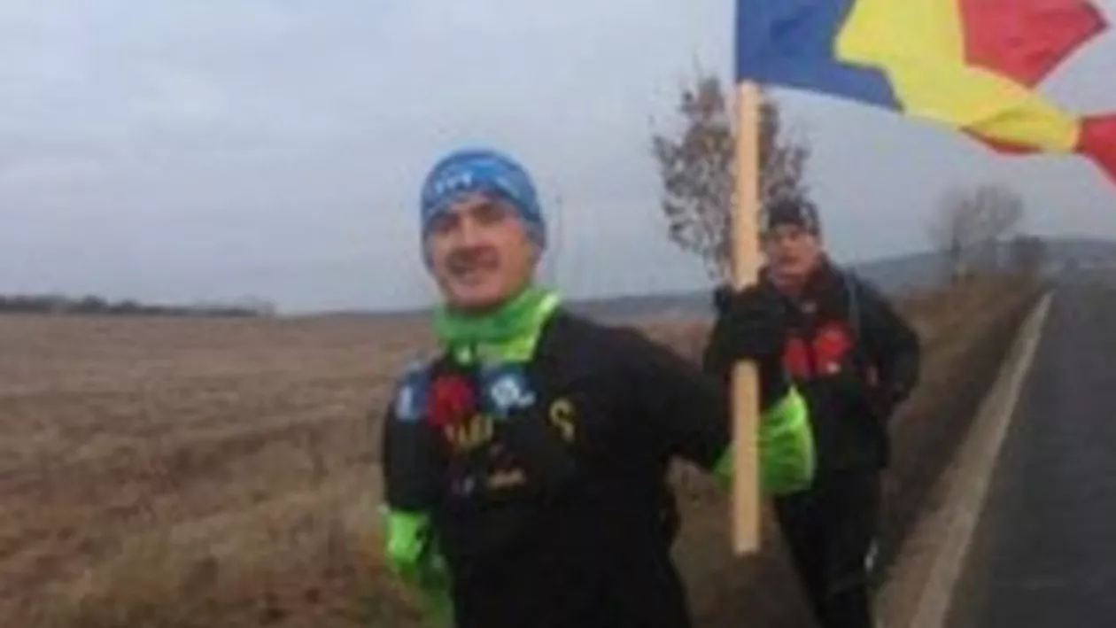 A sărbătorit Ziua Națională a României, alergând! Un român fără o mână a parcurs drumul de la Aiud la Alba Iulia, fluturând drapelul tricolor (FOTO)