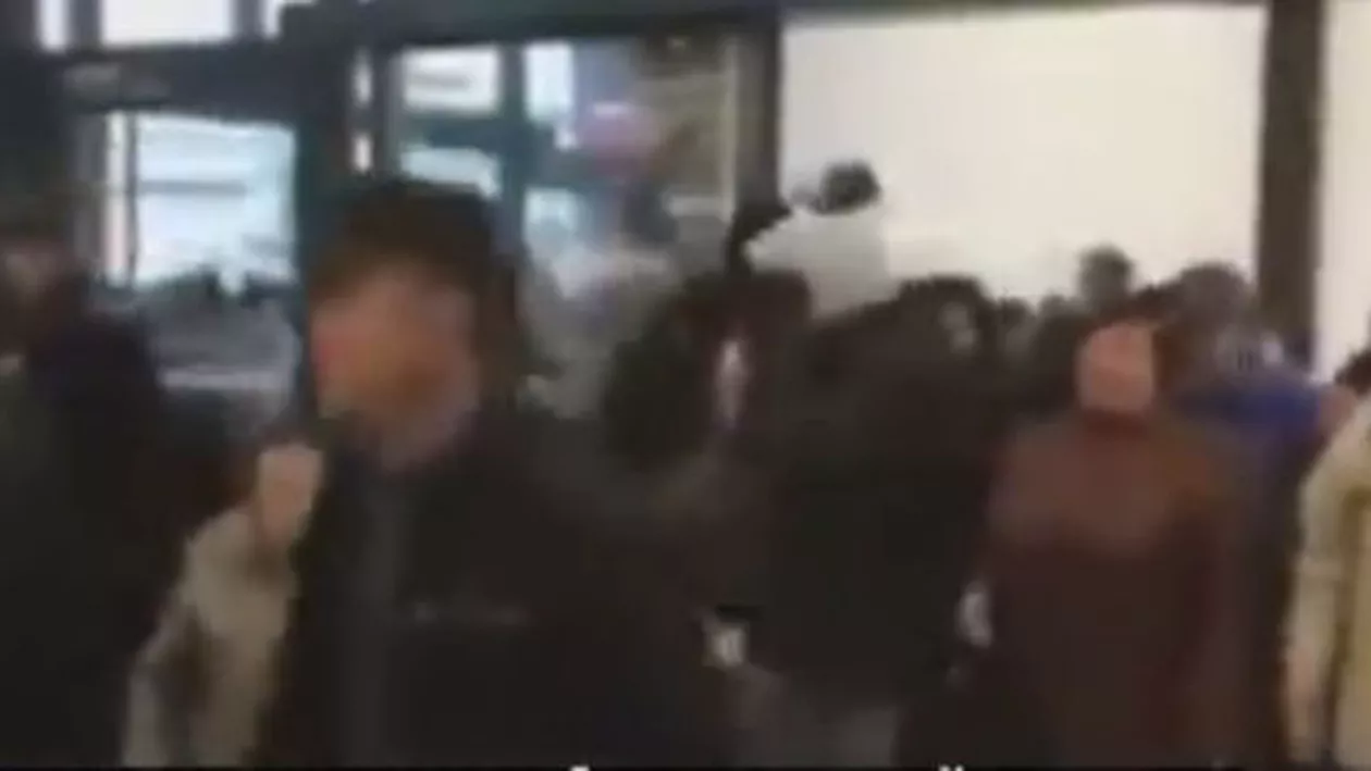 Numeroși oameni s-au călcat în picioare în Piatra Neamț, pentru a prinde reducerile anunțate de un supermarket (VIDEO)