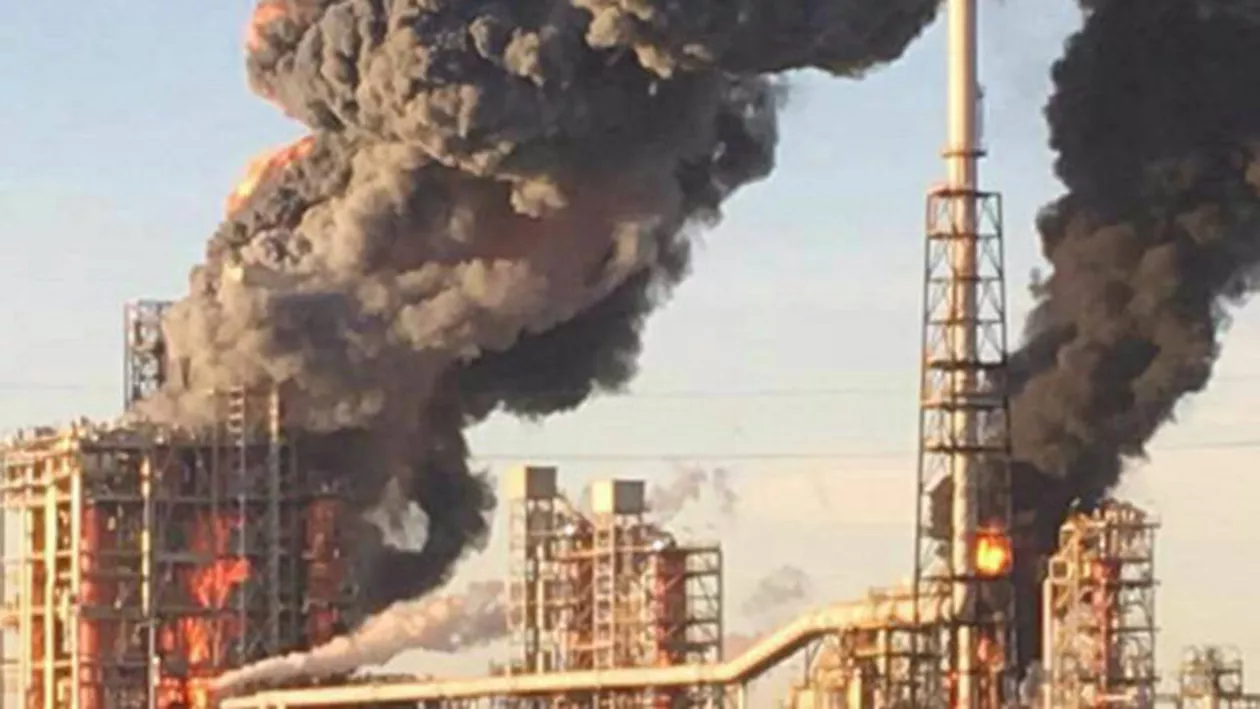 Nordul Italiei în flăcări: Una dintre cele mai mari rafinării a sărit în aer (FOTO)