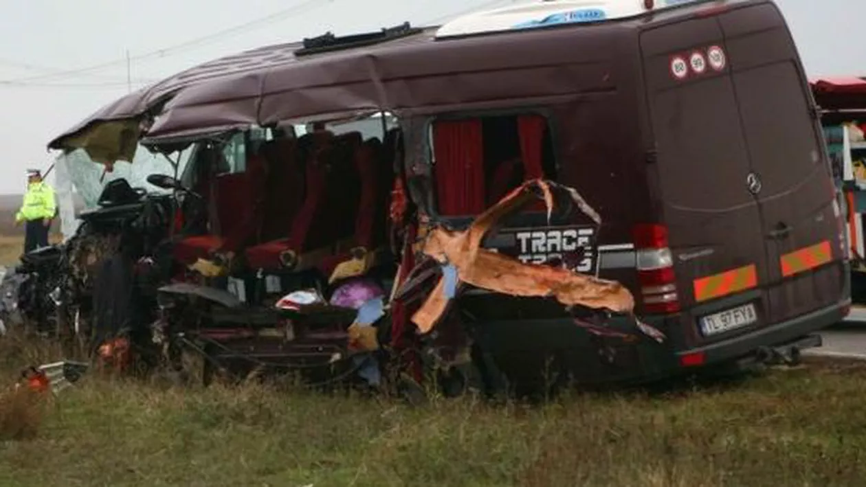 ACCIDENT GRAV: 18 MORȚI, după ce un microbuz a căzut într-un lac
