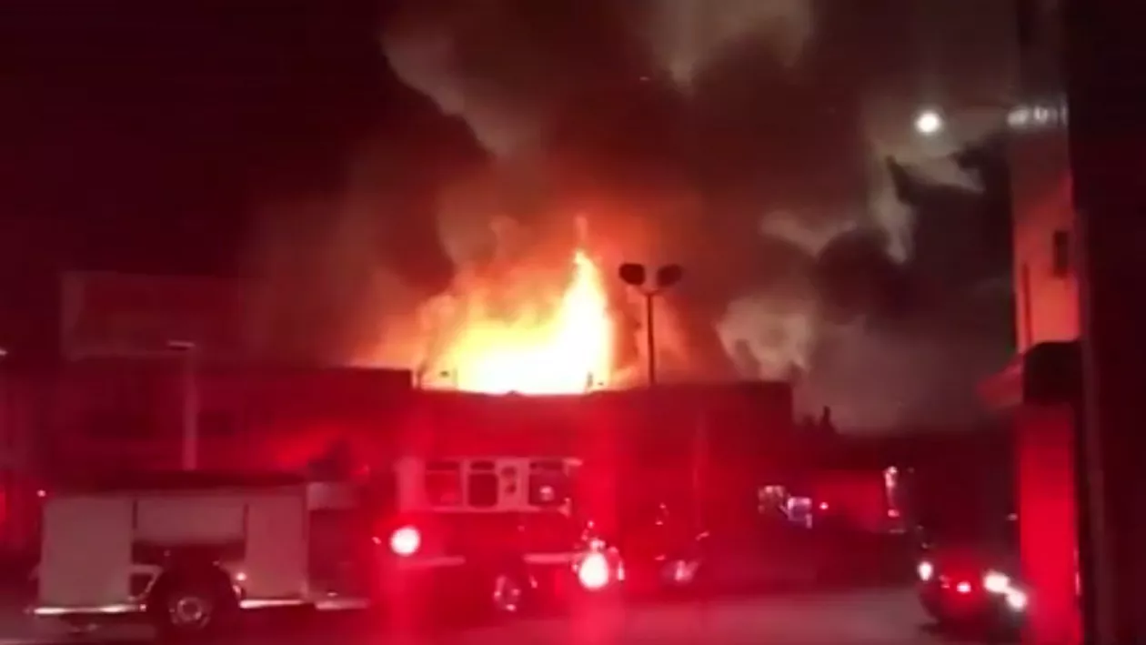 Incendiu puternic într-un CLUB. Zeci de oameni se aflau la o petrecere când flăcările au cuprins locul (VIDEO)