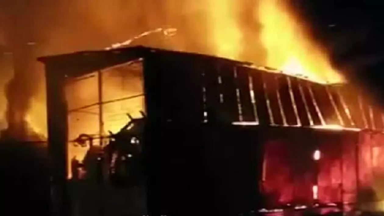 Un incendiu puternic a cuprins o hală din Agigea, care era plină cu butelii. Pompierii au intervenit de urgență (VIDEO)