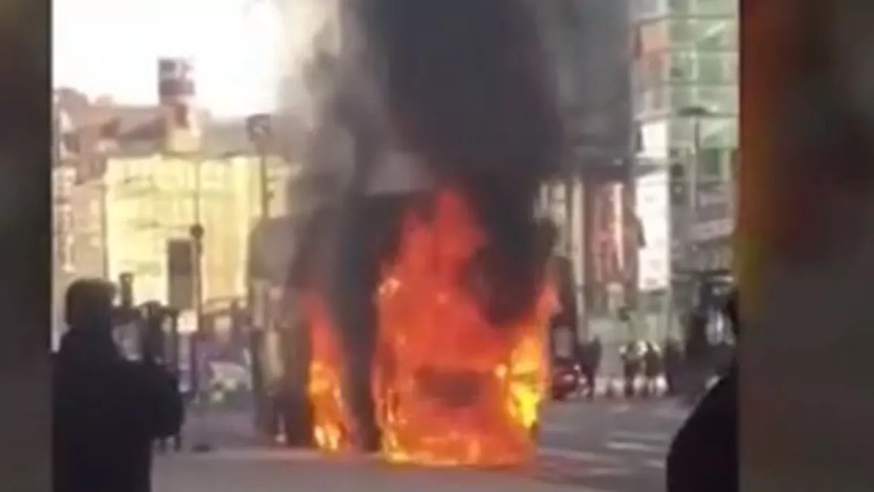 Panică la Londra: Un autobuz supraetajat plin cu pasageri a luat foc. Şoferul a fost tratat la faţa locului (VIDEO)