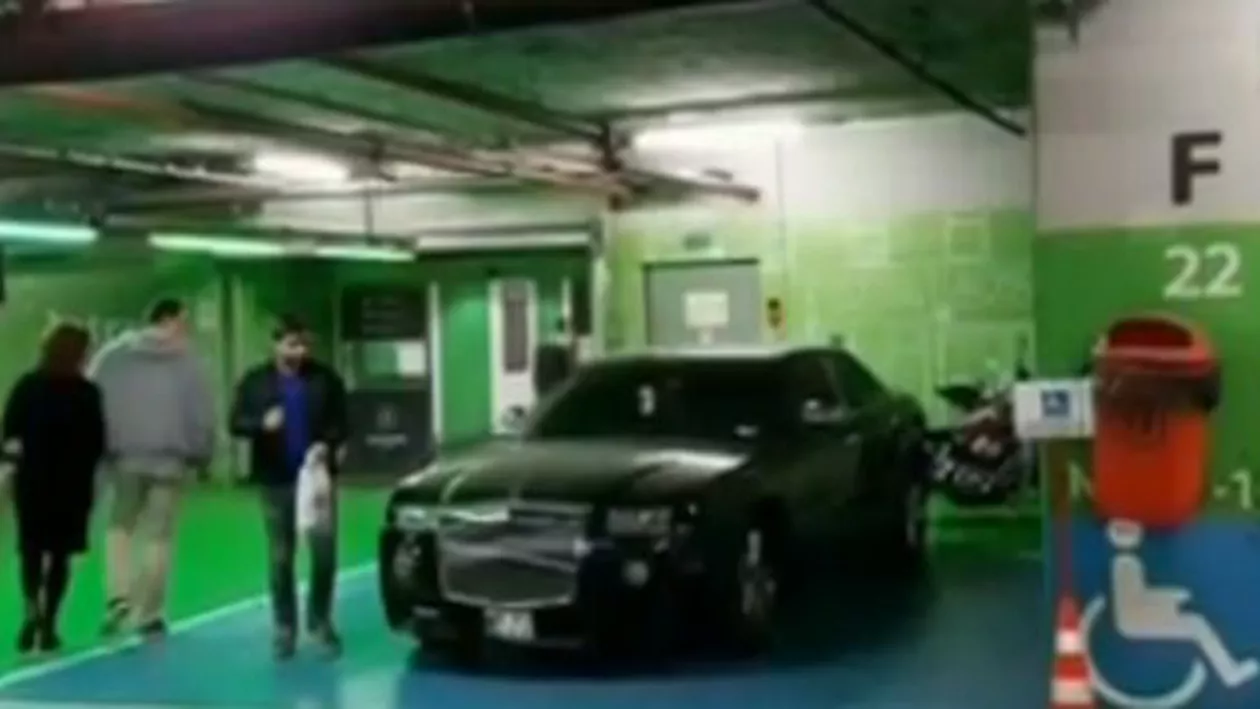 Un şofer şi-a parcat bolidul pe locul pentru persoanele cu handicap. Mașina ar aparține unui funcţionar public (VIDEO)