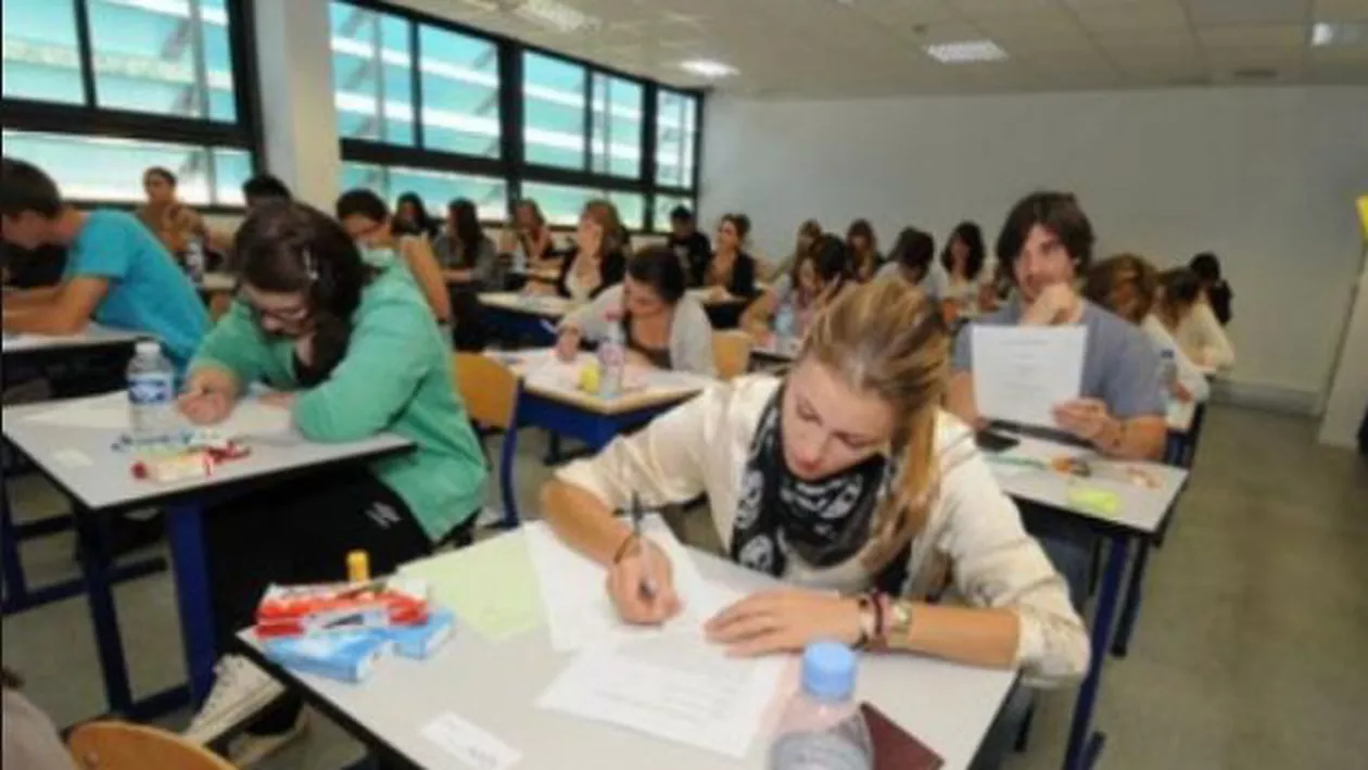 România, cu un pas mai aprope de DEZASTRU: După medici, pleacă și studenții. Peste 100.000 de elevi vor să se înscrie la universități de peste hotare