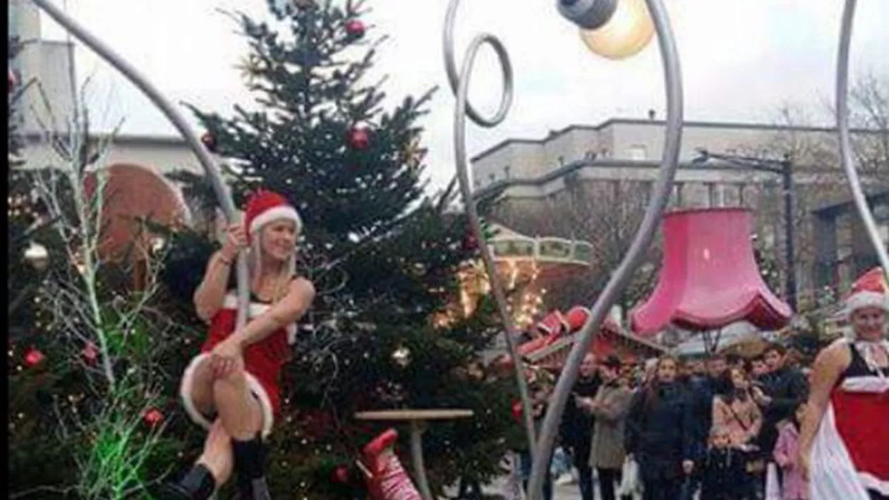 Scandal în Franța: DANSATOARE LA BARĂ îmbrăcate în CRĂCIUNIŢE execută mai multe numere de acrobație în locuri publice (FOTO)