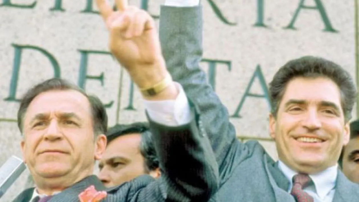 Propaganda FSN, fostă PCR, este dusă mai departe de PSD: Textele pe care oamenii lui Iliescu le răspândeau în '90, la fel de actuale și acum