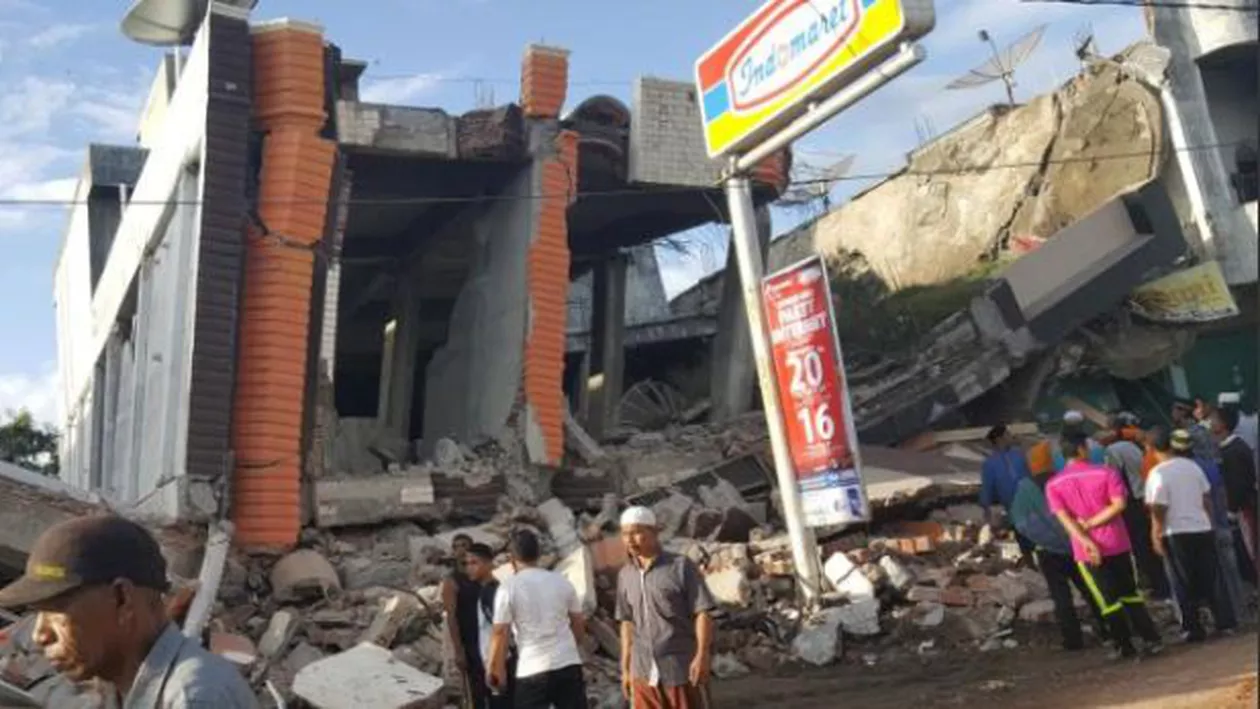Cutremur puternic în Indonezia: Cel puțin 97 de persoane au murit și alte zeci sunt dispărute în urma seismului care a dus la prăbușirea a numeroase clădiri