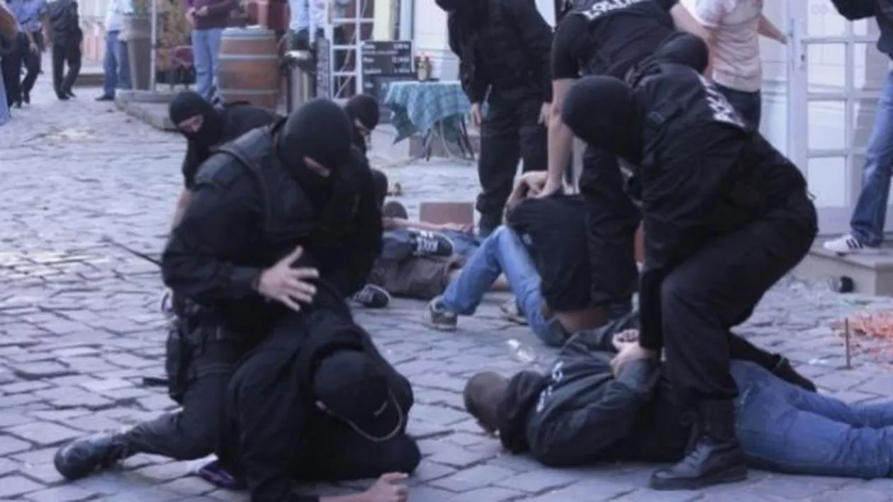 Ca-n FILME. Îşi săpase un tunel sub piscină în care intra printr-un spătar de scaun. Unde l-au prins poliţiştii pe liderul clanului Caran