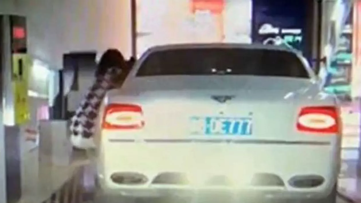 Șoferița unui Bentley de 500.000 de dolari a parcat mașina ÎN PANTĂ. Ce a urmat... e un DEZASTRU (VIDEO)