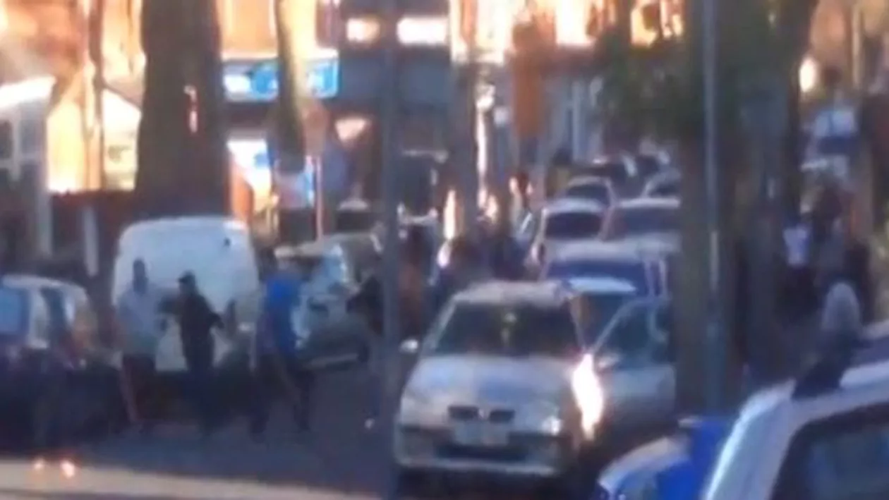Imagini de o violență extremă din Birmingham: Aproximativ 30 de români și de polonezi s-au bătut cu bâte de baseball în plină stradă (VIDEO)