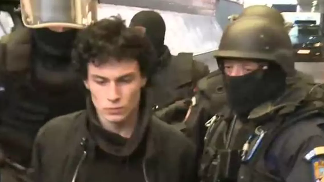 Primele imagini cu elevul din Craiova acuzat de propagandă ISIS: Tânărul a fost reținut după ce a încălcat condițiile controlului judiciar (FOTO)