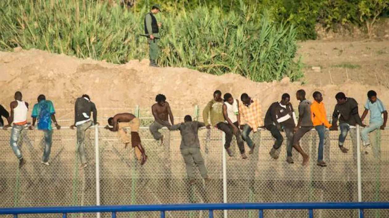 Peste 400 de migranţi africani au pătruns vineri cu forța în enclava spaniolă Ceuta