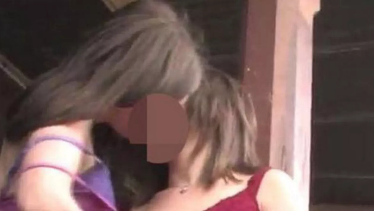 Două LESBIENE, scene INTERZISE MINORILOR într-o gară! (FOTO)