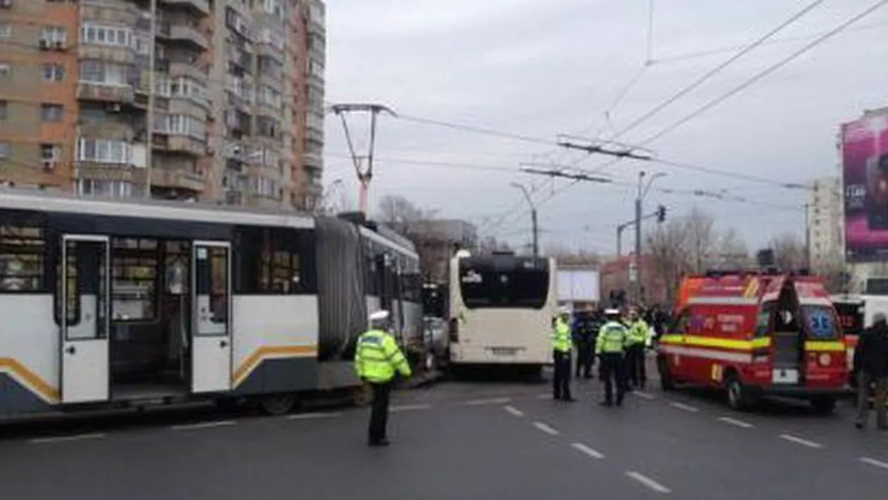 ACCIDENT GRAV între un AUTOBUZ RATB și un TRAMVAI, în Capitală (VIDEO)