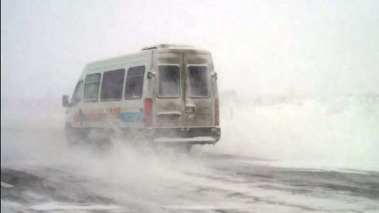 Accident grav în CĂLĂRAȘI! Un microbuz s-a răsturnat, iar 18 persoane au fost RĂNITE