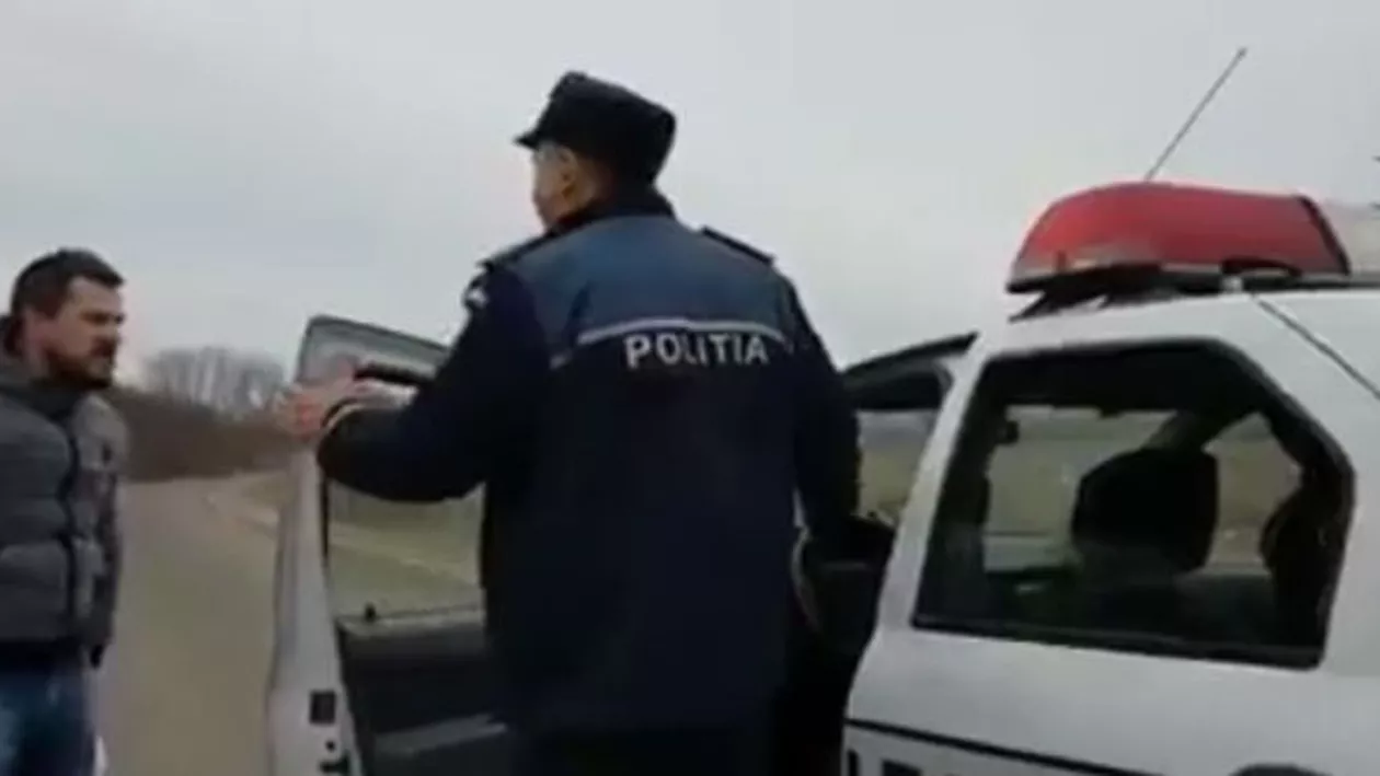 Doi polițisti din Bârlad, FILMAȚI în timp ce BĂTEAU un bărbat pe bancheta din spate a mașinii de serviciu! (VIDEO)