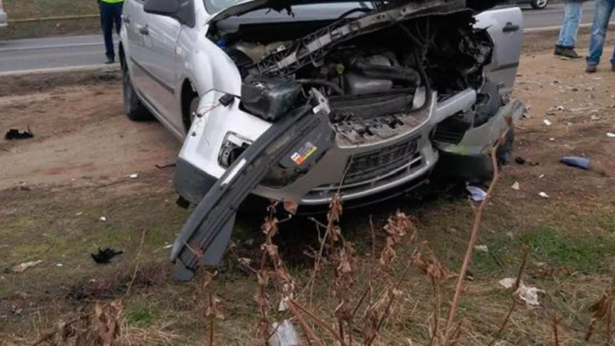 IMPACT FRONTAL pe o șosea din județul Alba: Un bărbat depășește NEREGULAMENTAR! (FOTO ȘI VIDEO)