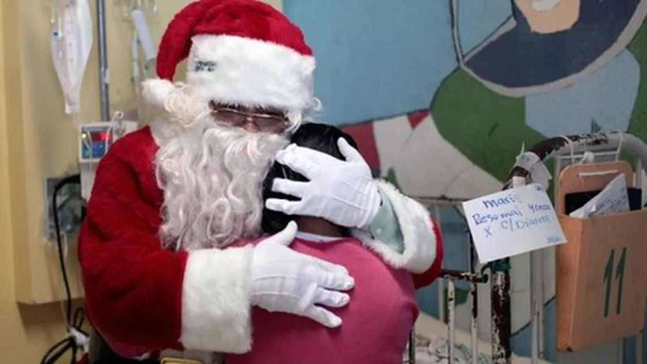 O MINCIUNĂ VIRALĂ: Povestea băiețelului care a murit în brațele lui Moș Crăciun este FALSĂ!