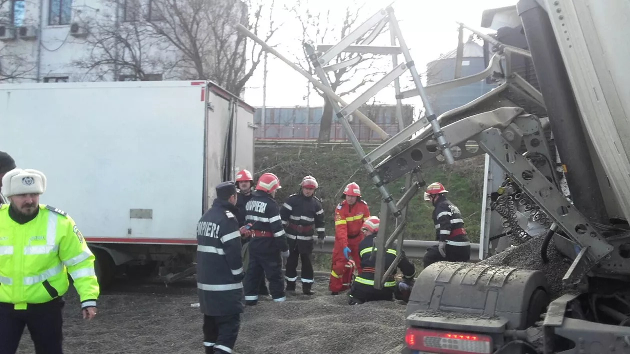 Accident MORTAL pe A2, la km 147! Au fost implicate două TIR-uri și o autospecială