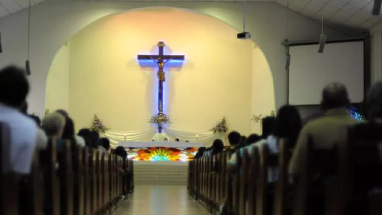 Curaj nebun pentru un preot: A recunoscut că este homosexual în timpul unei slujbe. Reacţia credincioşilor!