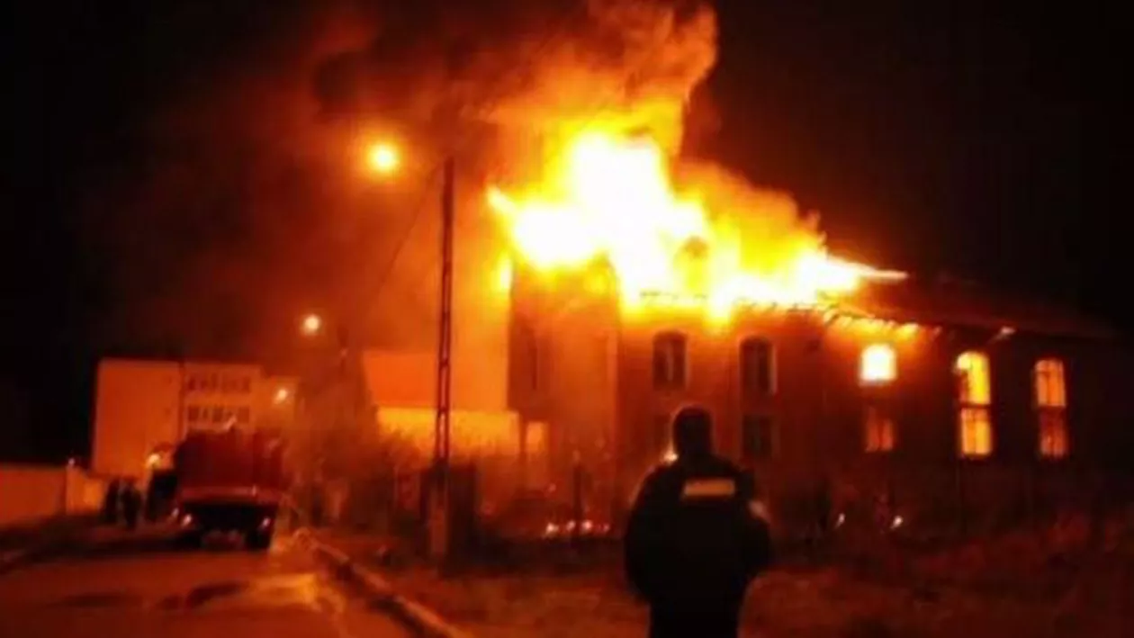 ALERTĂ în Capitală: Un INCENDIU PUTERNIC a izbucnit la un bloc NOU! Au intervenit opt autospeciale